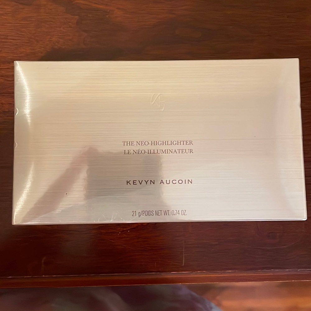 Brand new Kevyn aucoin never used in box great price stunning color